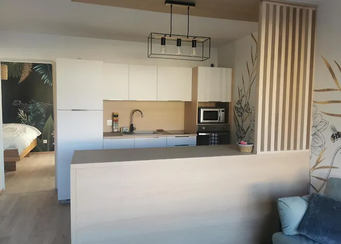 Le Chateau Des Abeilles - Recemment Renove - Proche Centre Village Et Route Des Vins