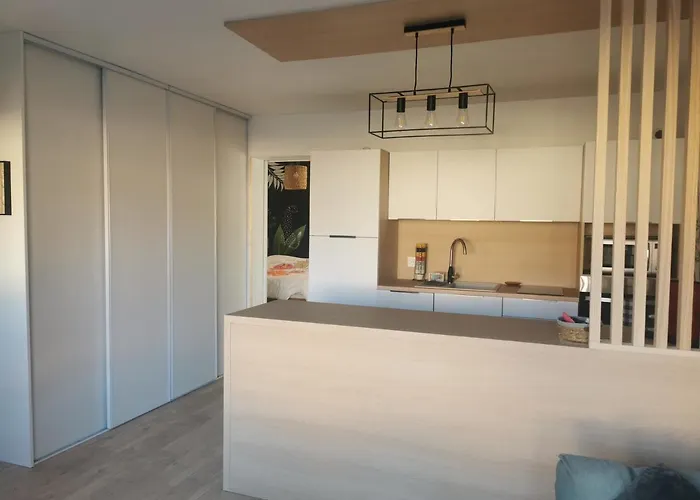 Le Chateau Des Abeilles - Recemment Renove - Proche Centre Village Et Route Des Vins *